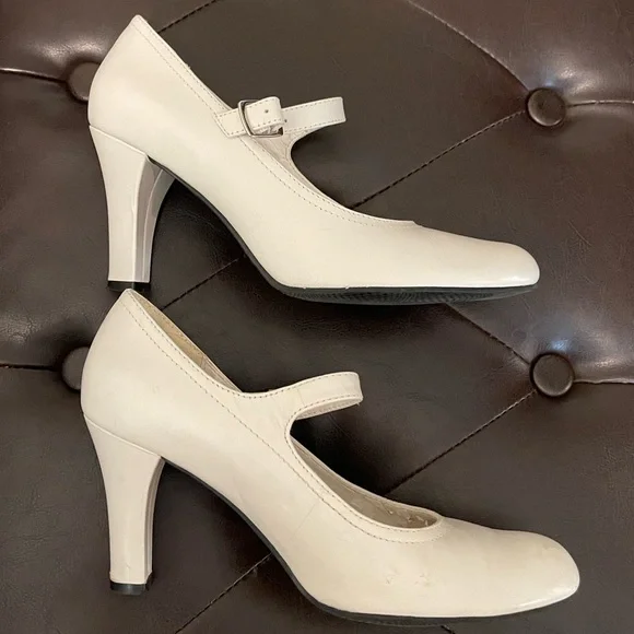 Vintage | Apostrophe | Cream Heels - Picture 2 of 15